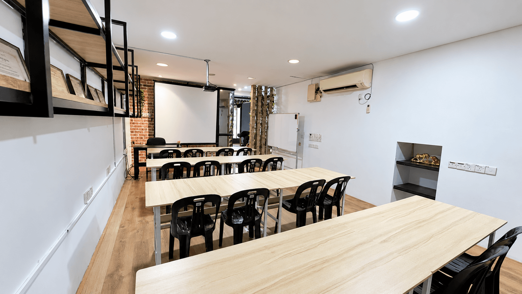Pandangan luas Main Hall dengan meja, kerusi dan skrin projektor