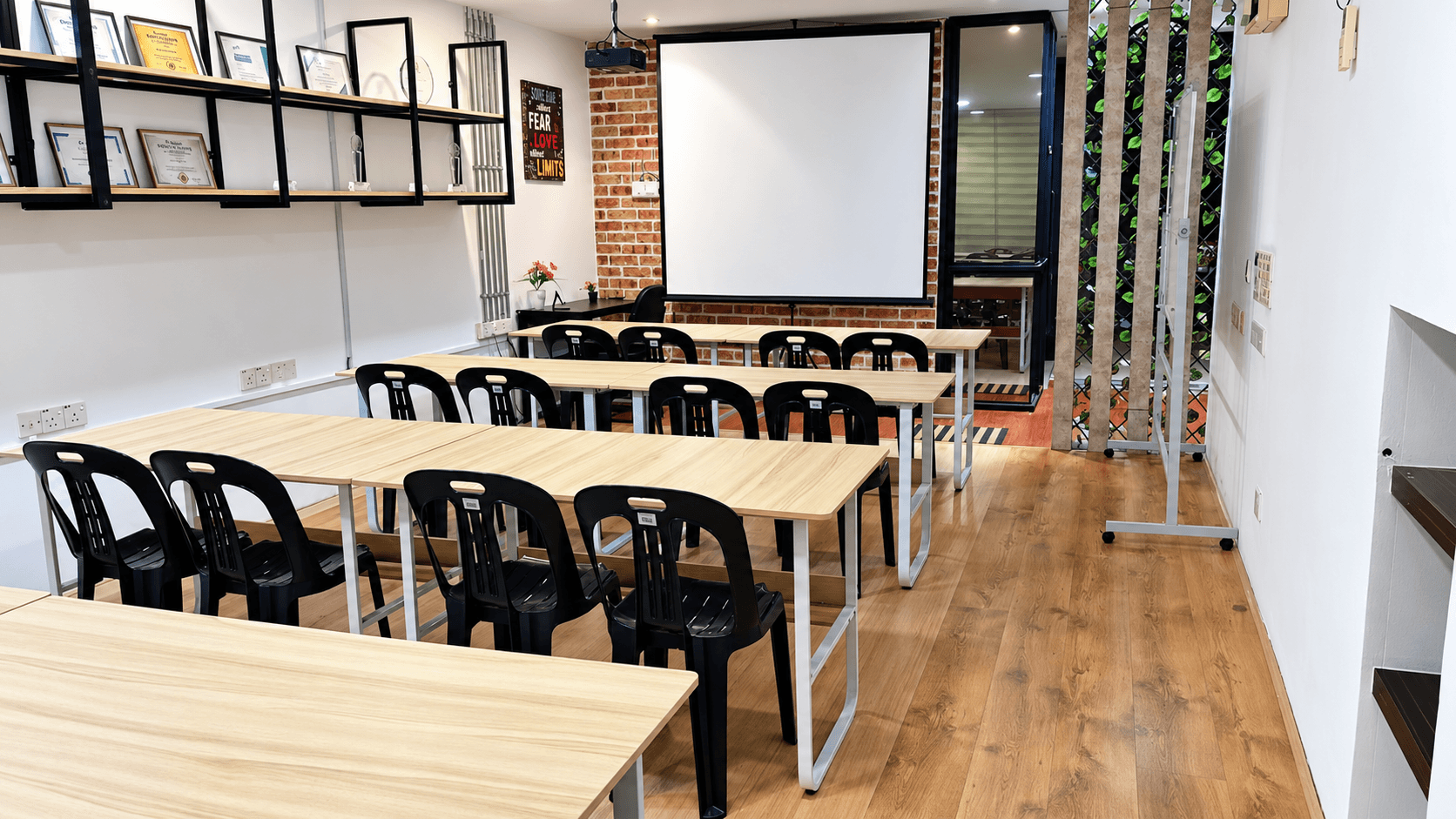 Skrin projektor dan susunan meja untuk latihan di Main Hall