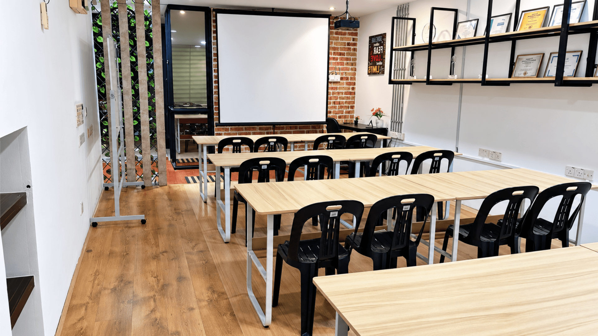 Main Hall Senawang Works dengan skrin projektor, meja dan kerusi dalam susunan kelas